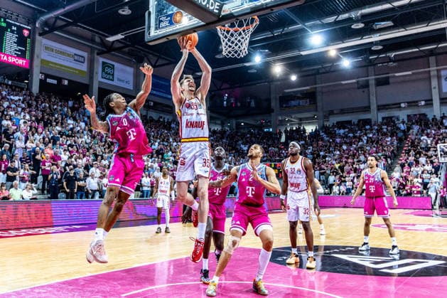 Alen Pjanic Fitness First Wuerzburg Baskets, 35 at the basket vs Jalen Finch Telekom Baskets Bonn, 00 , Alijah Comithier Telekom Baskets Bonn, 02 , Tylan Birts Telekom Baskets Bonn, 05 , Joel Sadu Aminu Telekom Baskets Bonn, 21 , Charles Thompson Fitness First Wuerzburg Baskets, 32 chain to Telekom Baskets Bonn vs Fitness First Wuerzburg Baskets, Basketball, easy Credit BBL, Playoffs, Quarterfinals, Matchday 5, 2025 2026, 27 05 2026 Telekom Baskets Bonn vs Fitness First Wuerzburg Baskets, Basketball, easy Credit BBL, Playoffs, Quarterfinals, Matchday 5, 2025 2026, 27 05 2026 Bonn Copyright: xEibner-Pressefoto GerhardxWingenx EP_GWR