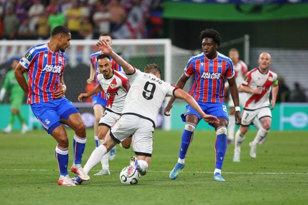 Leipzig, Saxony, Germany, 27 05 2026 Red Bull Arena Final UEFA Conference League Crystal Palace Rayo Vallecano Alemao 9, Rayo Vallecano on the ball in front of Daniel Munoz 2, Crystal Palace , Alvaro Garcia 18, Rayo Vallecano and Jaydee Canvot 23, Crystal Palace , on the right Isi Palazon 7, Rayo Vallecano looks on Copyright: xdtsxNachrichtenagenturx dts_120913