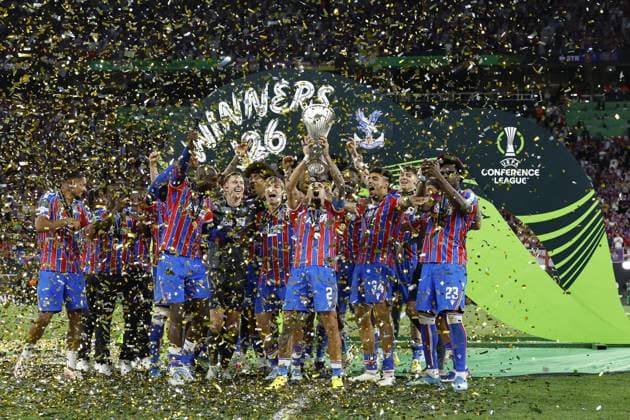 LEIPZIG - Crystal Palace FC goalkeeper Dean Henderson, Daniel Munoz of Crystal Palace FC, Tyrick Mitchell of Crystal Palace FC, Maxence Lacroix of Crystal Palace FC, Ismaïla Sarr of Crystal Palace FC, Yeremy Pino of Crystal Palace FC, Jean-Philippe Mateta of Crystal Palace FC,, Daichi Kamada of Crystal Palace FC, Adam Wharton of Crystal Palace FC, Jaydee Canvot of Crystal Palace FC, Chadi Riad of Crystal Palace FC, Crystal Palace FC goalkeeper Remi Matthews, Crystal Palace FC goalkeeper Walter Benitez, Jefferson Lerma of Crystal Palace FC, Brennan Johnson of Crystal Palace FC, Nathaniel Clyne of Crystal Palace FC, Will Hughes of Crystal Palace FC, Jorgen Strand Larsen of Crystal Palace FC, Borna Sosa of Crystal Palace FC, Chris Richards of Crystal Palace FC, Evann Guessand of Crystal Palace FC, Justin Devenny of Crystal Palace FC, Rio Cardines of Crystal Palace FC, Crystal Palace FC coach Oliver Glasner, Dean Benamar of Crystal Palace FC, Ben Casey of Crystal Palace FC, George King of Crystal Palace FC with the UEFA Europa Conference League trophy during the UEFA Conference League Final between Crystal Palace FC and Rayo Vallecano de Madrid at the Leipzig Arena on May 27, 2026 in Leipzig, Germany. MAURICE VAN STEEN ANP UEFA Conference League - FINAL 2025-2026 xVIxANPxSportx xMauricexvanxSteenxIVx 559470393 originalFilename: 559470393.jpg