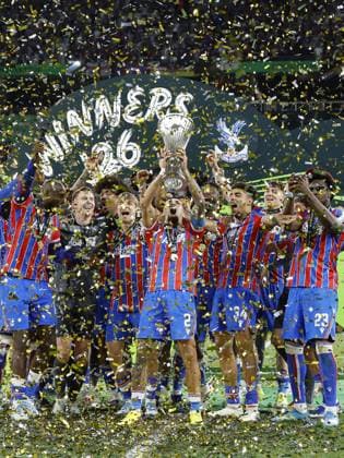 LEIPZIG - Crystal Palace FC goalkeeper Dean Henderson, Daniel Munoz of Crystal Palace FC, Tyrick Mitchell of Crystal Palace FC, Maxence Lacroix of Crystal Palace FC, Ismaïla Sarr of Crystal Palace FC, Yeremy Pino of Crystal Palace FC, Jean-Philippe Mateta of Crystal Palace FC,, Daichi Kamada of Crystal Palace FC, Adam Wharton of Crystal Palace FC, Jaydee Canvot of Crystal Palace FC, Chadi Riad of Crystal Palace FC, Crystal Palace FC goalkeeper Remi Matthews, Crystal Palace FC goalkeeper Walter Benitez, Jefferson Lerma of Crystal Palace FC, Brennan Johnson of Crystal Palace FC, Nathaniel Clyne of Crystal Palace FC, Will Hughes of Crystal Palace FC, Jorgen Strand Larsen of Crystal Palace FC, Borna Sosa of Crystal Palace FC, Chris Richards of Crystal Palace FC, Evann Guessand of Crystal Palace FC, Justin Devenny of Crystal Palace FC, Rio Cardines of Crystal Palace FC, Crystal Palace FC coach Oliver Glasner, Dean Benamar of Crystal Palace FC, Ben Casey of Crystal Palace FC, George King of Crystal Palace FC with the UEFA Europa Conference League trophy during the UEFA Conference League Final between Crystal Palace FC and Rayo Vallecano de Madrid at the Leipzig Arena on May 27, 2026 in Leipzig, Germany. MAURICE VAN STEEN ANP UEFA Conference League - FINAL 2025-2026 xVIxANPxSportx xMauricexvanxSteenxIVx 559470414 originalFilename: 559470414.jpg