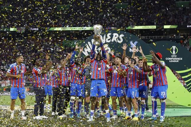 LEIPZIG - Crystal Palace FC goalkeeper Dean Henderson, Daniel Munoz of Crystal Palace FC, Tyrick Mitchell of Crystal Palace FC, Maxence Lacroix of Crystal Palace FC, Ismaïla Sarr of Crystal Palace FC, Yeremy Pino of Crystal Palace FC, Jean-Philippe Mateta of Crystal Palace FC,, Daichi Kamada of Crystal Palace FC, Adam Wharton of Crystal Palace FC, Jaydee Canvot of Crystal Palace FC, Chadi Riad of Crystal Palace FC, Crystal Palace FC goalkeeper Remi Matthews, Crystal Palace FC goalkeeper Walter Benitez, Jefferson Lerma of Crystal Palace FC, Brennan Johnson of Crystal Palace FC, Nathaniel Clyne of Crystal Palace FC, Will Hughes of Crystal Palace FC, Jorgen Strand Larsen of Crystal Palace FC, Borna Sosa of Crystal Palace FC, Chris Richards of Crystal Palace FC, Evann Guessand of Crystal Palace FC, Justin Devenny of Crystal Palace FC, Rio Cardines of Crystal Palace FC, Crystal Palace FC coach Oliver Glasner, Dean Benamar of Crystal Palace FC, Ben Casey of Crystal Palace FC, George King of Crystal Palace FC with the UEFA Europa Conference League trophy during the UEFA Conference League Final between Crystal Palace FC and Rayo Vallecano de Madrid at the Leipzig Arena on May 27, 2026 in Leipzig, Germany. MAURICE VAN STEEN ANP UEFA Conference League - FINAL 2025-2026 xVIxANPxSportx xMauricexvanxSteenxIVx 559470510 originalFilename: 559470510.jpg