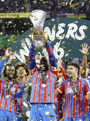 LEIPZIG - Crystal Palace FC goalkeeper Dean Henderson, Daniel Munoz of Crystal Palace FC, Tyrick Mitchell of Crystal Palace FC, Maxence Lacroix of Crystal Palace FC, Ismaïla Sarr of Crystal Palace FC, Yeremy Pino of Crystal Palace FC, Jean-Philippe Mateta of Crystal Palace FC,, Daichi Kamada of Crystal Palace FC, Adam Wharton of Crystal Palace FC, Jaydee Canvot of Crystal Palace FC, Chadi Riad of Crystal Palace FC, Crystal Palace FC goalkeeper Remi Matthews, Crystal Palace FC goalkeeper Walter Benitez, Jefferson Lerma of Crystal Palace FC, Brennan Johnson of Crystal Palace FC, Nathaniel Clyne of Crystal Palace FC, Will Hughes of Crystal Palace FC, Jorgen Strand Larsen of Crystal Palace FC, Borna Sosa of Crystal Palace FC, Chris Richards of Crystal Palace FC, Evann Guessand of Crystal Palace FC, Justin Devenny of Crystal Palace FC, Rio Cardines of Crystal Palace FC, Crystal Palace FC coach Oliver Glasner, Dean Benamar of Crystal Palace FC, Ben Casey of Crystal Palace FC, George King of Crystal Palace FC with the UEFA Europa Conference League trophy during the UEFA Conference League Final between Crystal Palace FC and Rayo Vallecano de Madrid at the Leipzig Arena on May 27, 2026 in Leipzig, Germany. MAURICE VAN STEEN ANP UEFA Conference League - FINAL 2025-2026 xVIxANPxSportx xMauricexvanxSteenxIVx 559470519 originalFilename: 559470519.jpg
