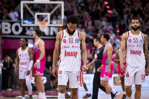 Davion MINTZ WUE 10, mi lean his head, David MUENKAT WUE 55, re is disappointed, perplexed, disappointment, frustration final score 66 63, Basketball 1 Bundesliga Telekom Baskets Bonn Fitness First Wuerzburg Baskets Würzburg BON vs WUE Playoffs, Quarterfinals, 5 Game, in T E L E K O M D O M E, on 27 05 2026, Â