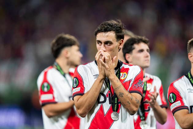 Carlos Martin Rayo Vallecano, 14 disappointed, disappointed looking, dissapointed, sad, frustrated, frustrated, frustrated, frustrated after the defeat in the final Crystal Palace Rayo Vallecano, Football, Final UEFA Conference League 2026, Leipzig Stadium, Leipzig DFL regulations prohibit any use of photographs as image sequences and or quasi video Copyright: HMBxMedia xMarcoxBader