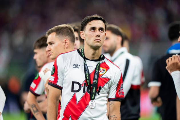 Carlos Martin Rayo Vallecano, 14 disappointed, disappointed looking, dissapointed, sad, frustrated, frustrated, frustrated, frustrated after the defeat in the final Crystal Palace Rayo Vallecano, Football, Final UEFA Conference League 2026, Leipzig Stadium, Leipzig DFL regulations prohibit any use of photographs as image sequences and or quasi video Copyright: HMBxMedia xMarcoxBader