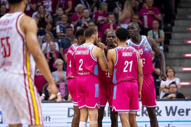 The team prepares for the final seconds, f l n r Jeff GARRETT JR BON 4 , Alijah COMITHIER BON 2 , Tylan BIRTS BON 5 , Joel AMINU BON 21 and Kur JONGKUCH BON 15 , action, final score 66 63, Basketball 1 Bundesliga Telekom Baskets Bonn Fitness First Wuerzburg Baskets Würzburg BON vs WUE Playoffs, Quarterfinals, 5 Game, at T E L E K O M D O M E, on 27 05 2026, Â