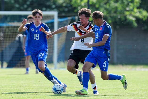 Lukas Pristach Slovakia , Otto Stange Germany and Daniel Ziska Slovakia battle for the ball, UEFA Under 19 friendly, Slovakia v Germany, MOL Academy on 27 May 2026 in Dunajska Streda, Slovakia Photo by Marco Steinbrenner DeFodi Images Lukas Pristach Slovakia , Otto Stange Germany and Daniel Ziska Slovakia battle for the ball, UEFA Under 19 friendly, Slovakia v Germany, MOL Academy, May 27, 2026 in Dunajska Streda, Slovakia Photo by Marco Steinbrenner DeFodi Images
