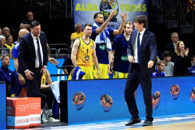 DEU, easyCredit BBL, ALBA vs Rasta Vechta, 27 05 2026, Uber Arena, Berlin, DEU, easyCredit BBL, ALBA vs Rasta Vechta, in the picture CHIEF COACH Pedro Calles ALBA Berlin , assistant coach Sebastian Trzcionka ALBA Berlin , ALBA players bench nordphotoxGmbHx xEngler nph00076