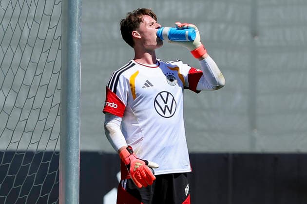 Goalkeeper Jonas Urbig Germany drinks from a water bottle in the heat, , German national football team training, Home Ground on May 28, 2026 in Herzogenaurach, Germany Photo by Marco Steinbrenner DeFodi Images Goalkeeper Jonas Urbig Germany drinks from a water bottle in the heat, , German national football team training, Home Ground, May 28, 2026 in Herzogenaurach, Germany Photo by Marco Steinbrenner DeFodi Images