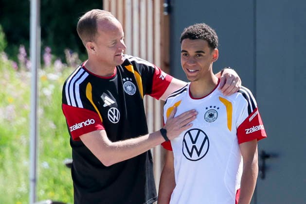 Team doctor Dr Jochen Hahne and Jamal Musiala Germany smile, , Training of the German national football team, Home Ground on May 28, 2026 in Herzogenaurach, Germany Photo by Marco Steinbrenner DeFodi Images Team doctor Dr Jochen Hahne and Jamal Musiala Germany smile, , Training of the German national football team, Home Ground, May 28, 2026 in Herzogenaurach, Germany Photo by Marco Steinbrenner DeFodi Images
