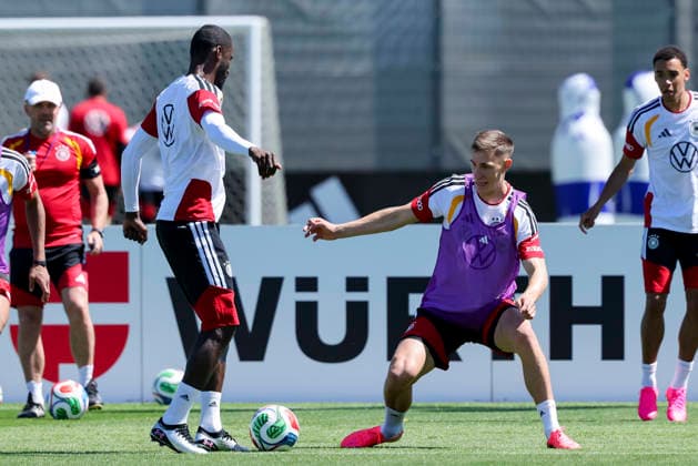 Antonio Ruediger Germany and Nico Schlotterbeck Germany battle for the ball, , Training of the German national football team, Home Ground on May 28, 2026 in Herzogenaurach, Germany Photo by Marco Steinbrenner DeFodi Images Antonio Ruediger Germany and Nico Schlotterbeck Germany battle for the ball, , Training of the German national football team, Home Ground, May 28, 2026 in Herzogenaurach, Germany Photo by Marco Steinbrenner DeFodi Images