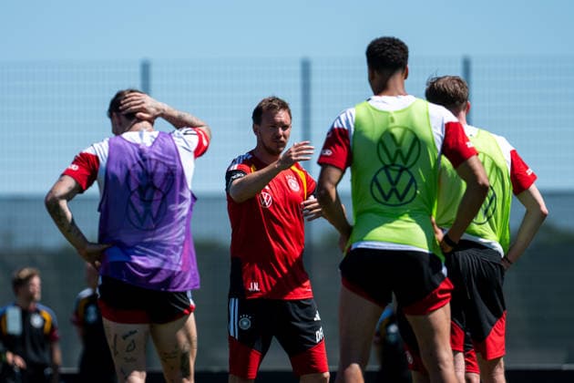 GER, Football mens national team Germany, training, 28 05 2026, Adidas Homeground, Herzogenaurach, GER, Football mens national team Germany, training, in the picture Julian Nagelsmann Germany, national coach speaks to the players around Maximilian Beier Germany, 14 , Felix Nmecha Germany, 23 , nordphotoxGmbHx xMemmler nph00005