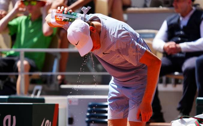Jannik Sinner tries to cool off French Open Tennis, Day Five, Tennis, Roland Garros, Paris, France - 28 May 2026Paris Roland Garros France EDITORIAL USE ONLY No use with unauthorised audio, video, data, fixture lists, club league logos or live services. Online in-match use limited to 120 images, no video emulation. No use in betting, games or single club league player publications. Copyright: xJavierxGarcia Shutterstockx 16898263p