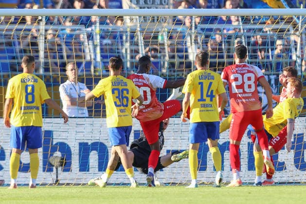 28 05 2026, xtgx, football promotion games to the 3 league, 1 FC Lokomotive Leipzig FC Würzburger Kickers, f l Andreas Naumann Lok Leipzig, 1 , Tarsis Bonga Würzburg, 30 duel, duel, fight, tackle parade, holds the ball, catches the ball, parries DFL DFB REGULATIONS PROHIBIT ANY USE OF PHOTOGRAPHS as IMAGE SEQUENCES and or QUASI VIDEO Leipzig