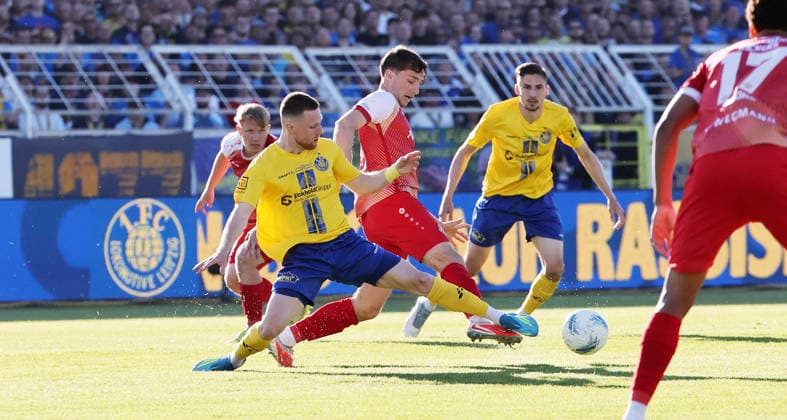 Leipzig, 28 05 2026, Bruno Plache Stadion, Fußball, Aufstiegspiele um den Aufstieg zut 3 Liga , Hinspiel , 1 FC Lokomotive Leipzig vs Würzburger Kickers , Im Bild von links Dorian Cevis 22, Lok , Tim Kraus 31, Würzburg , Nur zur redaktionellen Nutzung Only editorial use NOFV DFB regulations prohibit any use of photographs as image sequences and or quasi video , Picture Point