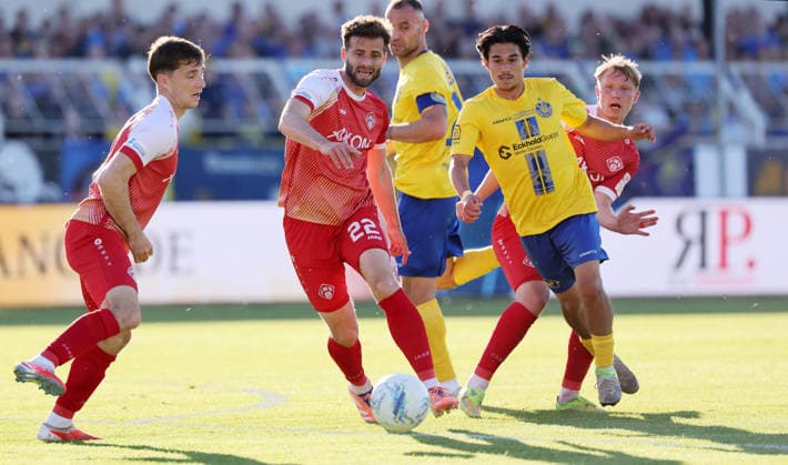 Leipzig, 28 05 2026, Bruno Plache Stadion, Fußball, Aufstiegspiele um den Aufstieg zut 3 Liga , Hinspiel , 1 FC Lokomotive Leipzig vs Würzburger Kickers , Im Bild von links Tim Kraus 31, Würzburg , Daniel Hägele Haegele 22, Würzburg , Djamal Ziane 13, Lok , Eren Öztürk Oeztuerk 30, Lok , Nur zur redaktionellen Nutzung Only editorial use NOFV DFB regulations prohibit any use of photographs as image sequences and or quasi video , Picture Point