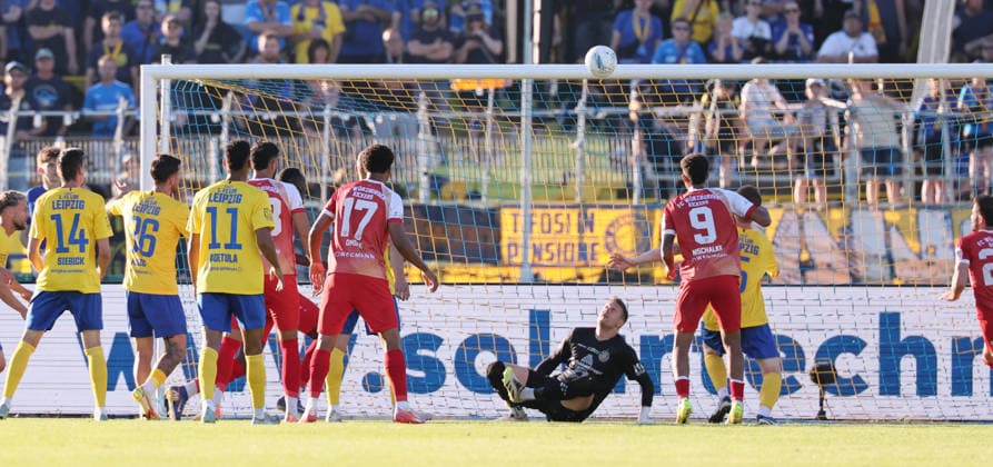 Leipzig, 28 05 2026, Bruno Plache Stadion, Fußball, Aufstiegspiele um den Aufstieg zut 3 Liga , Hinspiel , 1 FC Lokomotive Leipzig vs Würzburger Kickers , Im Bild Torchance für Würzburg Torwart Andreas Naumann 1, Lok lenkt den Ball an den Pfosten , Nur zur redaktionellen Nutzung Only editorial use NOFV DFB regulations prohibit any use of photographs as image sequences and or quasi video , Picture Point