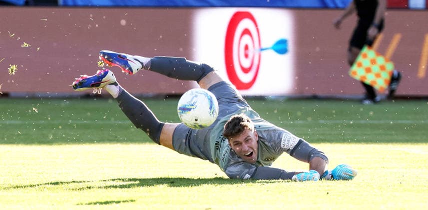 Leipzig, 28 05 2026, Bruno Plache Stadion, Fußball, Aufstiegspiele um den Aufstieg zut 3 Liga , Hinspiel , 1 FC Lokomotive Leipzig vs Würzburger Kickers , Im Bild Torchance für Lok Leipzig Torwart Johann Hipper 1, Würzburg pariert den Schuß von Eren Öztürk Oeztuerk 30, Lok , Nur zur redaktionellen Nutzung Only editorial use NOFV DFB regulations prohibit any use of photographs as image sequences and or quasi video , Picture Point