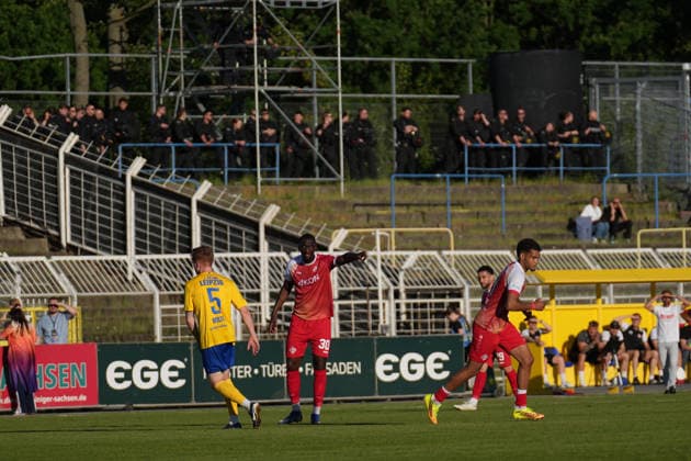 Tarsis Bonga (Würzburger Kickers, 30) instructs teammate 28.05.2026, FC Lokomotive Leipzig - Würzburger Kickers, Aufstiegsspiel, Regionalliga Promotion Final, Fussball, Regionalliga Nordost, Regionalliga West, GER, Leipzig, Bruno-Plache-Stadion DFL regulations prohibit any use of photographs as image sequences and or quasi-video. Leipzig Bruno-Plache-Stadion Sachsen GER Copyright: xBillmanxDubex