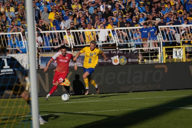 Dion Berisha (Würzburger Kickers, 29) and David Grözinger (1. FC Lokomotive Leipzig, 27) challenge for ball 28.05.2026, FC Lokomotive Leipzig - Würzburger Kickers, Aufstiegsspiel, Regionalliga Promotion Final, Fussball, Regionalliga Nordost, Regionalliga West, GER, Leipzig, Bruno-Plache-Stadion DFL regulations prohibit any use of photographs as image sequences and or quasi-video. Leipzig Bruno-Plache-Stadion Sachsen GER Copyright: xBillmanxDubex