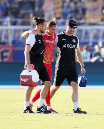 Leipzig, 28 05 2026, Bruno Plache Stadion, Fußball, Aufstiegspiele um den Aufstieg zut 3 Liga , Hinspiel , 1 FC Lokomotive Leipzig vs Würzburger Kickers , Im Bild Martin Thomann 14, Würzburg muss wegen einer Verletzung behandelt und wenig später auswechsel werden , Nur zur redaktionellen Nutzung Only editorial use NOFV DFB regulations prohibit any use of photographs as image sequences and or quasi video , Picture Point