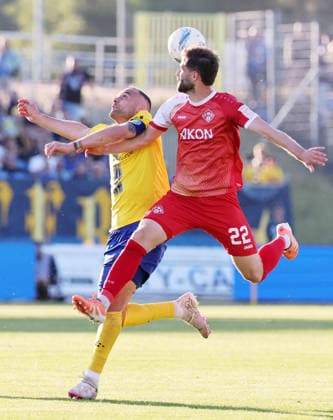 Leipzig, 28 05 2026, Bruno Plache Stadion, Fußball, Aufstiegspiele um den Aufstieg zut 3 Liga , Hinspiel , 1 FC Lokomotive Leipzig vs Würzburger Kickers , Im Bild von links Djamal Ziane 13, Lok , Daniel Hägele Haegele 22, Würzburg , Nur zur redaktionellen Nutzung Only editorial use NOFV DFB regulations prohibit any use of photographs as image sequences and or quasi video , Picture Point