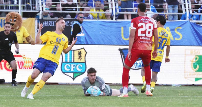Leipzig, 28 05 2026, Bruno Plache Stadion, Fußball, Aufstiegspiele um den Aufstieg zut 3 Liga , Hinspiel , 1 FC Lokomotive Leipzig vs Würzburger Kickers , Im Bild Torwart Johann Hipper 1, Würzburg fassen den Ball vor Tobias Dombrowa 34, Lok , Nur zur redaktionellen Nutzung Only editorial use NOFV DFB regulations prohibit any use of photographs as image sequences and or quasi video , Picture Point