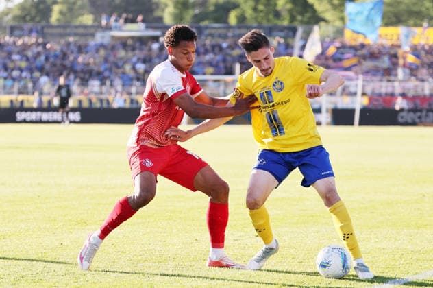 Leipzig, 28 05 2026, Bruno Plache Stadion, Fußball, Aufstiegspiele um den Aufstieg zut 3 Liga , Hinspiel , 1 FC Lokomotive Leipzig vs Würzburger Kickers , Im Bild von links Liam Omore 17, Würzburg , Alexander Siebeck 14, Lok , Nur zur redaktionellen Nutzung Only editorial use NOFV DFB regulations prohibit any use of photographs as image sequences and or quasi video , Picture Point