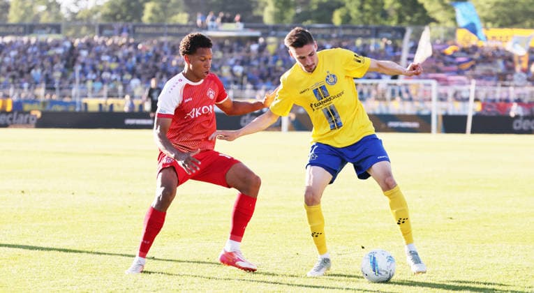 Leipzig, 28 05 2026, Bruno Plache Stadion, Fußball, Aufstiegspiele um den Aufstieg zut 3 Liga , Hinspiel , 1 FC Lokomotive Leipzig vs Würzburger Kickers , Im Bild von links Liam Omore 17, Würzburg , Alexander Siebeck 14, Lok , Nur zur redaktionellen Nutzung Only editorial use NOFV DFB regulations prohibit any use of photographs as image sequences and or quasi video , Picture Point