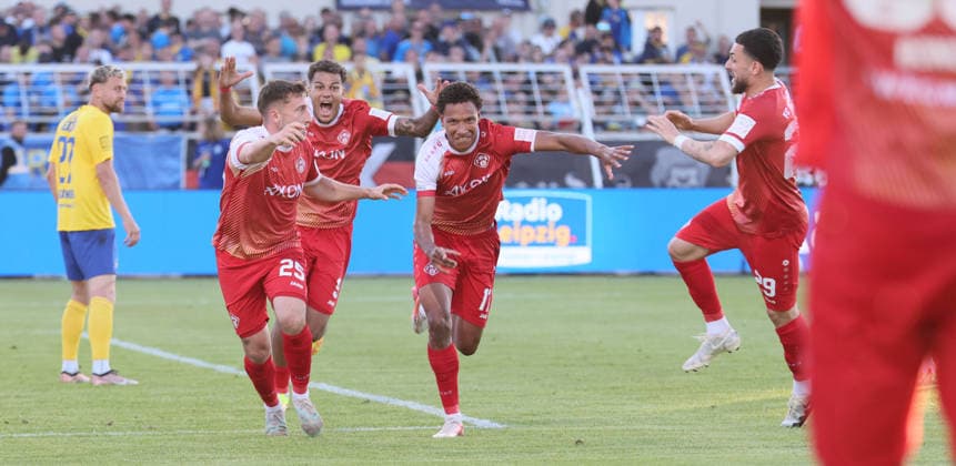Leipzig, 28 05 2026, Bruno Plache Stadion, Fußball, Aufstiegspiele um den Aufstieg zut 3 Liga , Hinspiel , 1 FC Lokomotive Leipzig vs Würzburger Kickers , Im Bild Tor für Kickers Würzburg Liam Omore 17, Würzburg trifft per Kopf zum 0 1 und jubiert mit den Teamkollegen , Nur zur redaktionellen Nutzung Only editorial use NOFV DFB regulations prohibit any use of photographs as image sequences and or quasi video , Picture Point