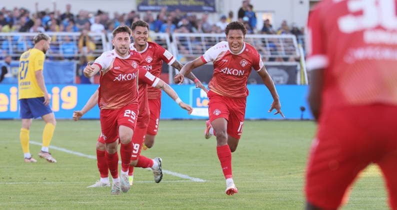 Leipzig, 28 05 2026, Bruno Plache Stadion, Fußball, Aufstiegspiele um den Aufstieg zut 3 Liga , Hinspiel , 1 FC Lokomotive Leipzig vs Würzburger Kickers , Im Bild Tor für Kickers Würzburg Liam Omore 17, Würzburg trifft per Kopf zum 0 1 und jubiert mit den Teamkollegen , Nur zur redaktionellen Nutzung Only editorial use NOFV DFB regulations prohibit any use of photographs as image sequences and or quasi video , Picture Point