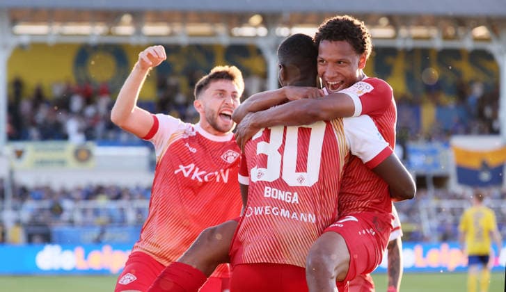 Leipzig, 28 05 2026, Bruno Plache Stadion, Fußball, Aufstiegspiele um den Aufstieg zut 3 Liga , Hinspiel , 1 FC Lokomotive Leipzig vs Würzburger Kickers , Im Bild Tor für Kickers Würzburg Liam Omore 17, Würzburg trifft per Kopf zum 0 1 und jubiert mit den Teamkollegen , Nur zur redaktionellen Nutzung Only editorial use NOFV DFB regulations prohibit any use of photographs as image sequences and or quasi video , Picture Point
