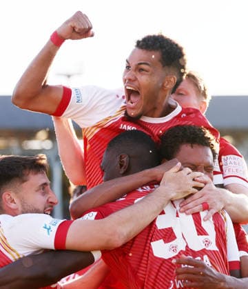 Leipzig, 28 05 2026, Bruno Plache Stadion, Fußball, Aufstiegspiele um den Aufstieg zut 3 Liga , Hinspiel , 1 FC Lokomotive Leipzig vs Würzburger Kickers , Im Bild Tor für Kickers Würzburg Liam Omore 17, Würzburg trifft per Kopf zum 0 1 und jubiert mit den Teamkollegen , Nur zur redaktionellen Nutzung Only editorial use NOFV DFB regulations prohibit any use of photographs as image sequences and or quasi video , Picture Point