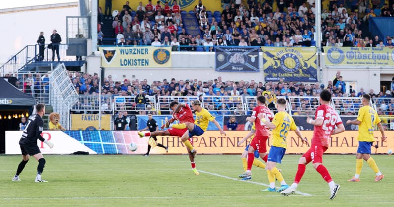 Leipzig, 28 05 2026, Bruno Plache Stadion, Fußball, Aufstiegspiele um den Aufstieg zut 3 Liga , Hinspiel , 1 FC Lokomotive Leipzig vs Würzburger Kickers , Im Bild Torchance für Würzburg David Grözinger Groezinger 27, Lok saves from Liam Omore 17, Würzburg , Nur zur redaktionellen Nutzung Only editorial use NOFV DFB regulations prohibit any use of photographs as image sequences and or quasi video , Picture Point
