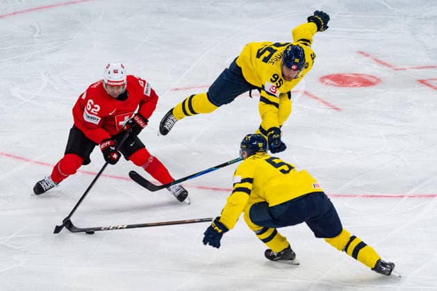 ZURICH, SWITZERLAND - MAY 28: Denis Malgin (Switzerland, 62) in the battle for the puck Jacob de la Rose (Sweden, 95) and Emil Heineman (Sweden, 51) with during the Quarter Finals - Match 59 between Switzerland and Sweden at the IIHF Ice hockey, Eishockey World Championship, WM, Weltmeisterschaft 2026, Swiss Life Arena on May 28, 2026 in Zurich, Switzerland. Zurich Switzerland Copyright: xTimoxSteinx