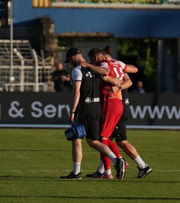 Martin Thomann (Würzburger Kickers, 14) injury 28.05.2026, FC Lokomotive Leipzig - Würzburger Kickers, Aufstiegsspiel, Regionalliga Promotion Final, Fussball, Regionalliga Nordost, Regionalliga West, GER, Leipzig, Bruno-Plache-Stadion DFL regulations prohibit any use of photographs as image sequences and or quasi-video. Leipzig Bruno-Plache-Stadion Sachsen GER Copyright: xBillmanxDubex