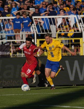 Dion Berisha (Würzburger Kickers, 29) and David Grözinger (1. FC Lokomotive Leipzig, 27) duel 28.05.2026, FC Lokomotive Leipzig - Würzburger Kickers, Aufstiegsspiel, Regionalliga Promotion Final, Fussball, Regionalliga Nordost, Regionalliga West, GER, Leipzig, Bruno-Plache-Stadion DFL regulations prohibit any use of photographs as image sequences and or quasi-video. Leipzig Bruno-Plache-Stadion Sachsen GER Copyright: xBillmanxDubex