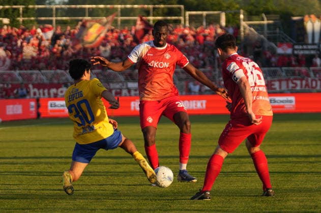 Tarsis Bonga (Würzburger Kickers, 30) and Eren Öztürk (1. FC Lokomotive Leipzig, 30) duel 28.05.2026, FC Lokomotive Leipzig - Würzburger Kickers, Aufstiegsspiel, Regionalliga Promotion Final, Fussball, Regionalliga Nordost, Regionalliga West, GER, Leipzig, Bruno-Plache-Stadion DFL regulations prohibit any use of photographs as image sequences and or quasi-video. Leipzig Bruno-Plache-Stadion Sachsen GER Copyright: xBillmanxDubex