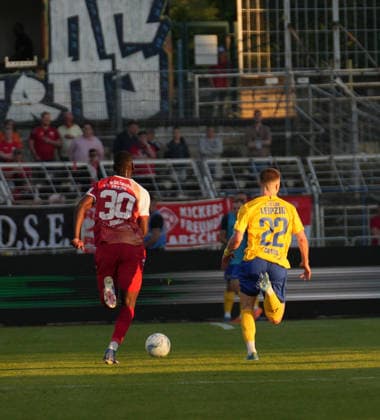 Tarsis Bonga (Würzburger Kickers, 30) and Dorian Cevis (1. FC Lokomotive Leipzig, 22) duel 28.05.2026, FC Lokomotive Leipzig - Würzburger Kickers, Aufstiegsspiel, Regionalliga Promotion Final, Fussball, Regionalliga Nordost, Regionalliga West, GER, Leipzig, Bruno-Plache-Stadion DFL regulations prohibit any use of photographs as image sequences and or quasi-video. Leipzig Bruno-Plache-Stadion Sachsen GER Copyright: xBillmanxDubex