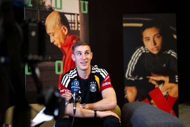GER, Football Mens National Team Germany, Training, 28 05 2026, Adidas Homeground, Herzogenaurach, GER, Football Mens National Team Germany, Media Hour, in the picture Nico Schlotterbeck Germany, 15 at ARD Sportschau Bayerischer Rundfunk, nordphotoxGmbHx xMemmler nph00005