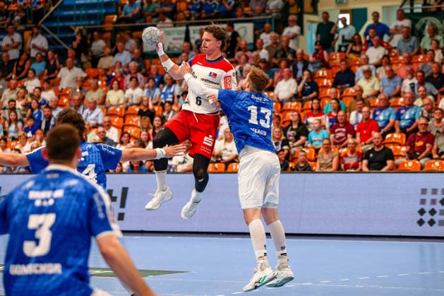 Mex Raguse HBW Balingen Weilstetten, 06 zduel, duel, fight with Valentin Neagu Dessau Rosslauer HV 06, 13 , jump, Dessau Rosslauer HV 06 vs HBW Balingen Weilstetten, Handball, 2 Bundesliga, 33 Matchday, Season 2025 26, 29 05 2026, Dessau Rosslauer HV 06 vs HBW Balingen Weilstetten, Handball, 2 Bundesliga, 33 Matchday, Season 2025 26, 29 05 2026 Dessau Rosslau Copyright: xEibner-Pressefoto LauraxRoemerx EP_LRR