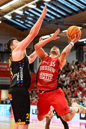Nicolas Bretzel, Simon Krjcovic 2 Bundesliga Pro A, play off, semi-final 4 game, 46ers, basketball, basketball season 2025 2026, BBL, Germany, Gießen 46ers Bozic Estriche Knights Kirchheim, Gießen in red, men, Kirchheim black