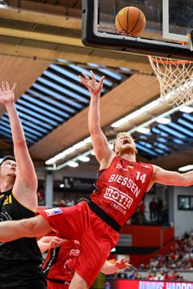 Nicolas Bretzel, Luis König Figge 2 Bundesliga Pro A, play off, semi-final 4 game, 46ers, basketball, basketball season 2025 2026, BBL, Germany, Gießen 46ers Bozic Estriche Knights Kirchheim, Gießen in red, men, Kirchheim black