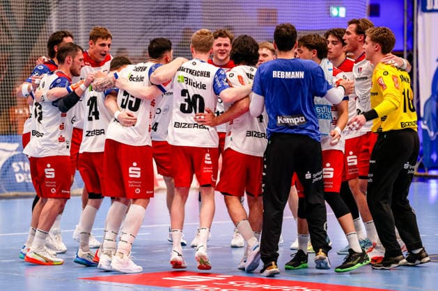 Team around Csaba Leimeter HBW Balingen Weilstetten, 55 , Sascha Pfattheicher HBW Balingen Weilstetten, 30 Jubel Freude nach dem Sieg, Dessau Rosslauer HV 06 vs HBW Balingen Weilstetten, Handball, 2 Bundesliga, 33 Spieltag, Saison 2025 26, 29 05 2026, Dessau Rosslauer HV 06 vs HBW Balingen Weilstetten, Handball, 2 Bundesliga, 33 Spieltag, Saison 2025 26, 29 05 2026 Dessau Rosslau Copyright: xEibner-Pressefoto LauraxRoemerx EP_LRR