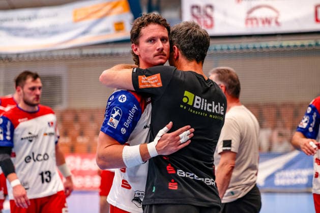 Mex Raguse HBW Balingen Weilstetten, 06 and Matthias Flohr HBW Balingen Weilstetten, Head Coach Hug after the victory, Dessau Rosslauer HV 06 vs HBW Balingen Weilstetten, Handball, 2 Bundesliga, 33 Matchday, Season 2025 26, 29 05 2026, Dessau Rosslauer HV 06 vs HBW Balingen Weilstetten, Handball, 2 Bundesliga, 33 Matchday, Season 2025 26, 29 05 2026 Dessau Rosslau Copyright: xEibner-Pressefoto LauraxRoemerx EP_LRR