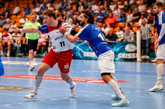 Bennet Strobel HBW Balingen Weilstetten, 11 duel, duel, fight Valentin Neagu Dessau Rosslauer HV 06, 13 , Dessau Rosslauer HV 06 vs HBW Balingen Weilstetten, Handball, 2 Bundesliga, 33 Matchday, Season 2025 26, 29 05 2026, Dessau Rosslauer HV 06 vs HBW Balingen Weilstetten, Handball, 2 Bundesliga, 33 Matchday, Season 2025 26, 29 05 2026 Dessau Rosslau Copyright: xEibner-Pressefoto LauraxRoemerx EP_LRR