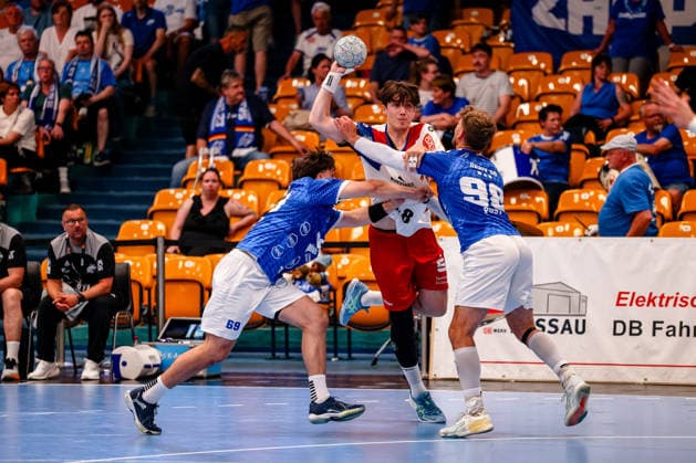 Magnus Grupe HBW Balingen Weilstetten, 08 on the ball, duel, duel, fight with Niklas Doebbel Dessau Rosslauer HV 06, 69 and Yannick Marcos Pust Dessau Rosslauer HV 06, 98 , Dessau Rosslauer HV 06 vs HBW Balingen Weilstetten, Handball, 2 Bundesliga, 33 Matchday, Season 2025 26, 29 05 2026, Dessau Rosslauer HV 06 vs HBW Balingen Weilstetten, Handball, 2 Bundesliga, 33 Matchday, Season 2025 26, 29 05 2026 Dessau Rosslau Copyright: xEibner-Pressefoto LauraxRoemerx EP_LRR