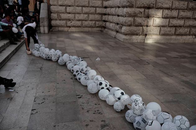 May 29, 2026, Mexico City, Cdmx, Mexico: A group of pro-Palestinian activists staged an artistic intervention to express their rejection of the State of Israel and the ongoing genocide perpetrated by Benjamin Netanyahu. They were accompanied and supported by Sol Gonzalez and Jimena Hernandez, members of the recent Global Sumud Flotilla, which aimed to deliver humanitarian aid to the Palestinian state and the Gaza Strip. All of them inflated white balloons to represent the murdered children and women, which they painted with soccer balls, skulls, World Cup motifs, and inscribed with statistics on the number of killings committed by the Israeli army and occupation forces. During the planning of this activity, citizens of different ages approached us to inquire about this action in support of Palestine and decided to support it of their own volition, while being informed about the crimes being committed in Israel and also about the negative impacts of hosting the 2026 FIFA World Cup, WM, Weltmeisterschaft, Fussball in Mexico: forced displacement, gentrification, enforced disappearances, and the water and housing crisis surrounding the Azteca Stadium Banorte Stadium and currently the Mexico City Stadium. Mexico City Mexico - ZUMAp204 20260529_zip_p204_017 Copyright: xJosuexPerezx
