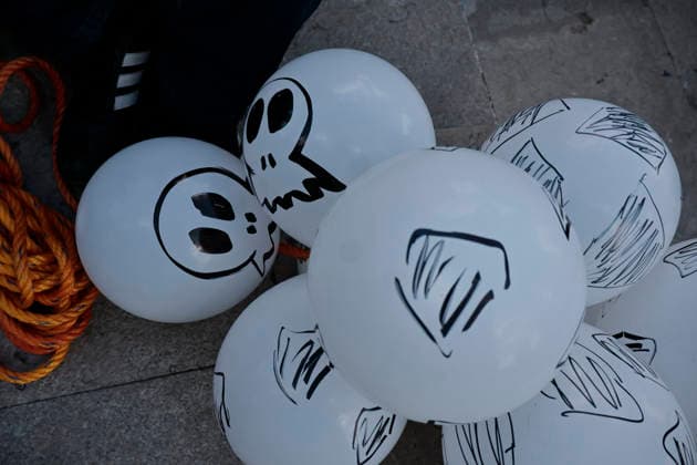 May 29, 2026, Mexico City, Cdmx, Mexico: A group of pro-Palestinian activists staged an artistic intervention to express their rejection of the State of Israel and the ongoing genocide perpetrated by Benjamin Netanyahu. They were accompanied and supported by Sol Gonzalez and Jimena Hernandez, members of the recent Global Sumud Flotilla, which aimed to deliver humanitarian aid to the Palestinian state and the Gaza Strip. All of them inflated white balloons to represent the murdered children and women, which they painted with soccer balls, skulls, World Cup motifs, and inscribed with statistics on the number of killings committed by the Israeli army and occupation forces. During the planning of this activity, citizens of different ages approached us to inquire about this action in support of Palestine and decided to support it of their own volition, while being informed about the crimes being committed in Israel and also about the negative impacts of hosting the 2026 FIFA World Cup, WM, Weltmeisterschaft, Fussball in Mexico: forced displacement, gentrification, enforced disappearances, and the water and housing crisis surrounding the Azteca Stadium Banorte Stadium and currently the Mexico City Stadium. Mexico City Mexico - ZUMAp204 20260529_zip_p204_024 Copyright: xJosuexPerezx