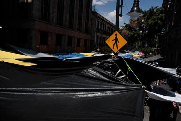 May 29, 2026, Mexico City, Cdmx, Mexico: The National Coordinator of Education Workers (CNTE) continues its blockades in the streets of downtown Mexico City. The teachers are pressuring the government of Claudia Sheinbaum, threatening to protest on the opening day of the 2026 FIFA World Cup, WM, Weltmeisterschaft, Fussball if it does not repeal the ISSSTE law, increase salaries, and address other demands. They vowed to continue the blockades and demonstrations throughout the country until their demands are met. Using ropes and banners, they are covering the city streets, disrupting traffic for tourists and residents who visit or work in the area. Mexico City Mexico - ZUMAp204 20260529_zip_p204_057 Copyright: xJosuexPerezx